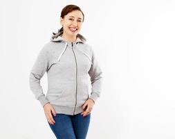 mooie vrouwen grijze trui hoodie mockup, vrouw in grijze hoodie, sjabloon voor uw eigen ontwerp, meisje met lege grijze hoodie op witte achtergrond foto