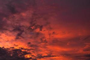 rode vurige zonsondergang. dramatische lucht en wolken in zonnestralen. natuurlijke achtergrond. foto