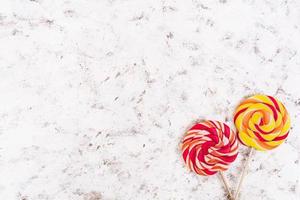kleurrijke lolly's op een witte achtergrond. bovenaanzicht foto