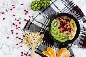 gezond ontbijt. havermout met fruit op een witte achtergrond. bovenaanzicht foto