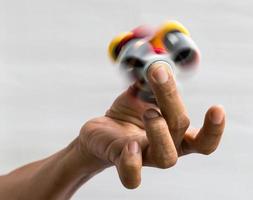 hand met draaiende rode spinner. foto