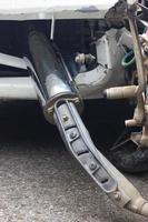 motorfiets uitlaat plug de auto bumper. foto