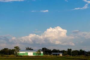 groene fabriek op het platteland met luchtwolken. foto