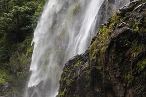 sluit waterval rotsen. foto