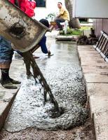 arbeiders gieten concrete controle. foto