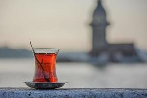 eenzaam glas Turkse thee in rotsachtige richel in instanbul foto