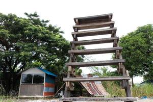 houten ladders naar huis vernield. foto