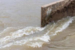 water stroomt door betonnen bruggen. foto