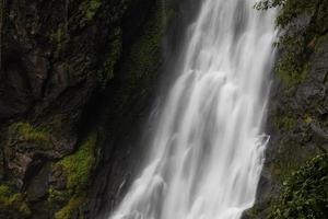 sluit waterval rotsen. foto