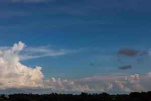 wolkenluchten over het platteland. foto