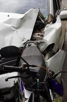 auto crashte motorfiets. foto