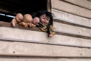 oude babypop familie op de houten muur. foto