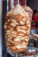 kebab op stalen staven in de markt. foto