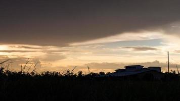 landelijke avondfabriek. foto