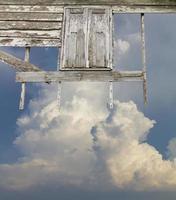 beschimmeld oud venster met wolken. foto