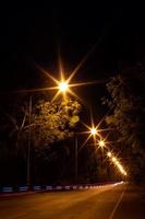 lichten, lantaarns met achterlichten op de weg. foto