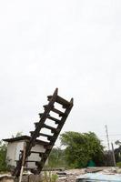 houten ladders naar huis vernield. foto