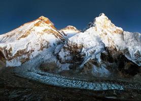 nachtelijk uitzicht op de berg everest, lhotse en nuptse foto