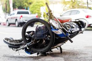 motorfiets gesloopt op de weg. foto