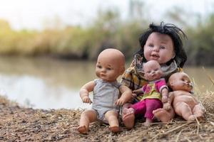 babypop familie zittend op droog gras. foto