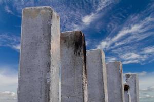 cementpijlers met olievlekken. foto