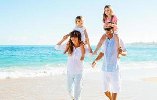 gelukkige familie op het strand
