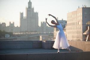 Ballerina en Moskou stadsgezicht foto