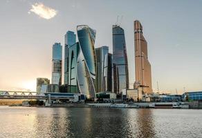 zakencentrum Moskou-stad bij zonsondergang. foto