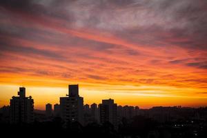 zonsondergang boven de stad foto