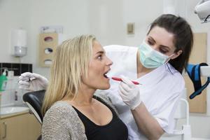 vrouwelijke tandarts en patiënt foto