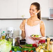 positieve vrouw eet gezonde salade