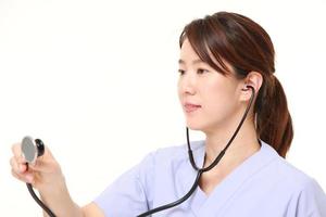 Japanse vrouwelijke arts met een stethoscoop foto