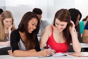 gelukkige vrouwelijke studenten studeren foto