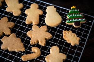 het gemberbrood dat klaar is met bakken wacht op de kleurdecoratie ter voorbereiding op het kerstseizoen foto