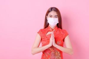 mooie jonge Chinese vrouwen gebruiken gezichtsmaskers om te beschermen tegen stofvervuiling en infectie door virussen in de lucht foto