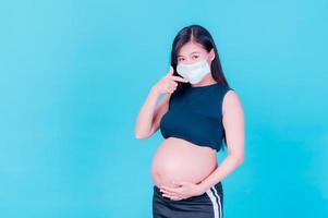 zwangere Aziatische vrouwen moeten maskers gebruiken om te beschermen tegen stofvervuiling en om infectie door virussen te voorkomen foto