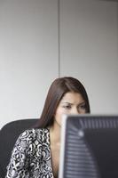 vrouwelijke uitvoerend met behulp van computer op kantoor foto
