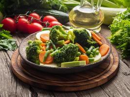 mix van gekookte groenten, stoomgroenten voor een caloriearm dieet. broccoli foto