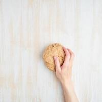 stap voor stap recept. zelfgemaakte galette met groente. bovenaanzicht, witte houten tafel foto