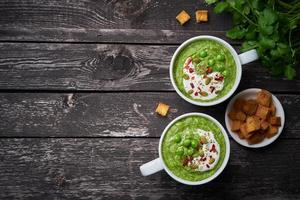 broccoli crème soep, banner, kopieer ruimte, bovenaanzicht. groene groentepuree foto