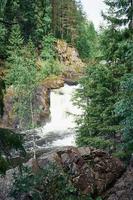 kivach-watervallen, karelia. prachtige waterval in de wilde noordelijke natuur tussen naaldbomen foto