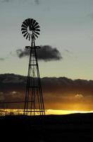 windmolen bij zonsondergang
