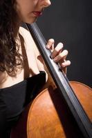 vrouwelijke muzikant speelt cello foto