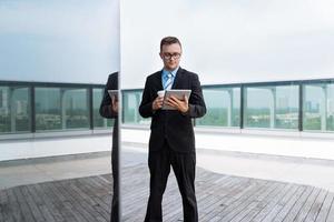zakenman met digitale tablet foto