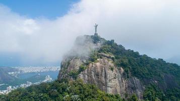 rio de janeiro, rio de janeiro, brazilië, circa oktober 2019 luchtfoto van cristo redentor, christus de verlosser standbeeld over de stad rio de janeiro, brazilië foto