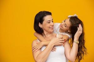 moederdagconcept. moeder en dochter knuffelen foto