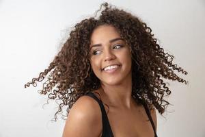 schoonheidsportret van afrikaanse amerikaanse vrouw met afrokapsel en glamourmake-up foto