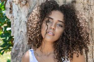 mooi model afro-amerikaanse vrouw in een natuurlijke omgeving. Braziliaanse jonge vrouw. foto