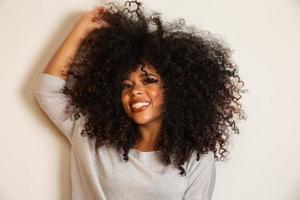 schoonheidsportret van afrikaanse amerikaanse vrouw met afrokapsel en glamourmake-up. Braziliaanse vrouw. gemengd ras. gekruld haar. kapsel. witte achtergrond. foto