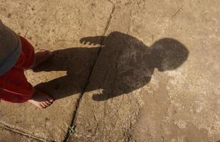 de schaduw van een kind op een zonnige ochtend foto